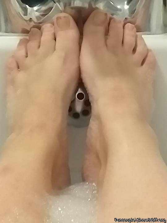 I'd like a nice foot job and cum on your feet 
