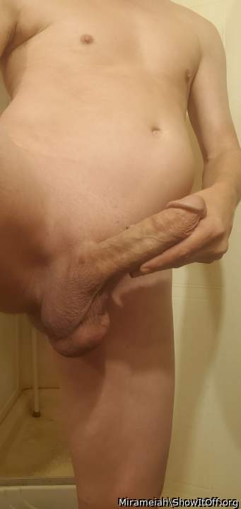 I'd drop to my knees o suck a load from your hot thick cock 