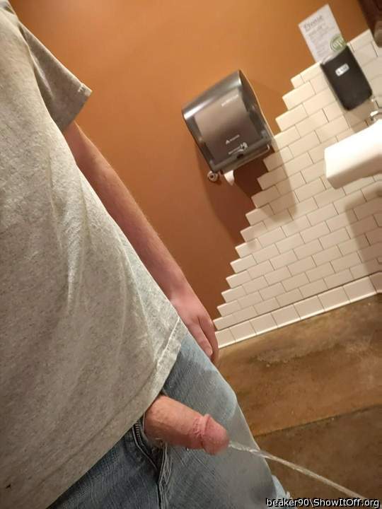 I love watching guys piss!