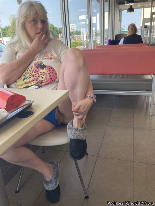 Pussy peek at McDonalds&#128512;