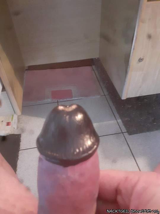 Penis Eichel mit Schwarz bemalt