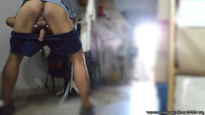 Photo of a third leg from cummobsessed