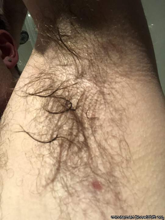 Very sweaty pits!!! The smell is so hot