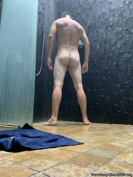 Public shower showoff