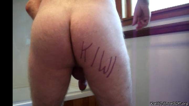 Who writes "Kiwi" on their skin?