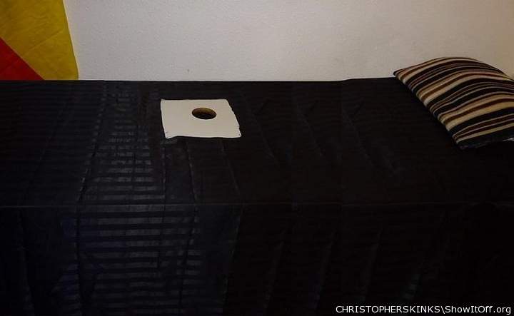 GLORY HOLE MILKING TABLE