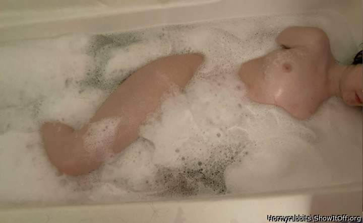 oh to pleasure your hot body in the bath