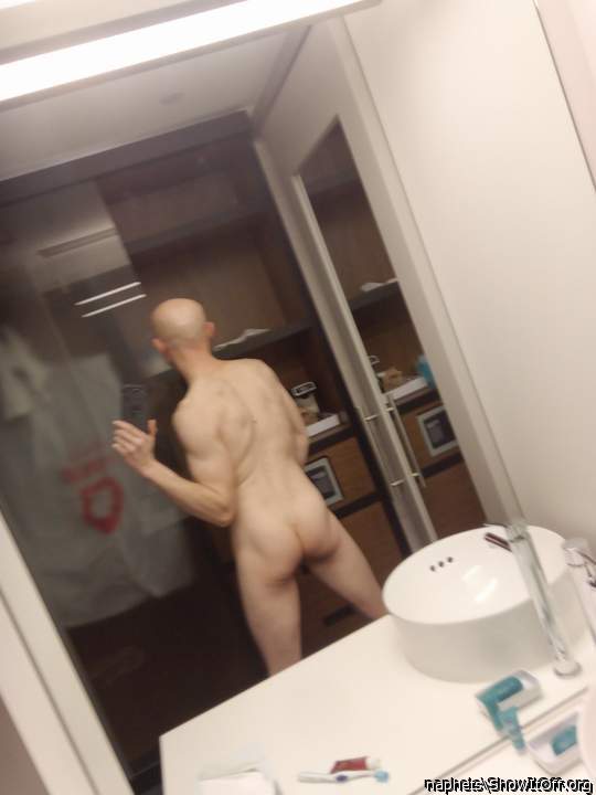  love this view. nice firm ass and back, would love to kiss 
