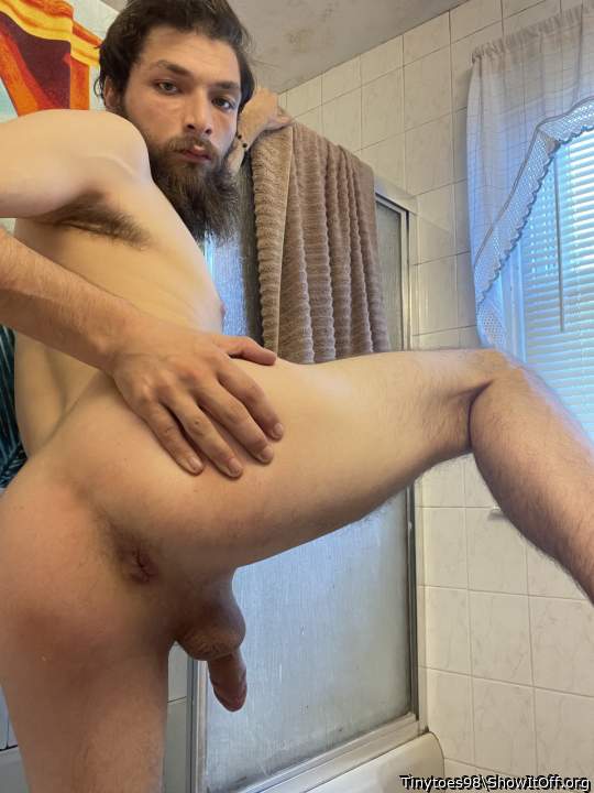 Awesome one leg up one cheek spread asshole view, great chee