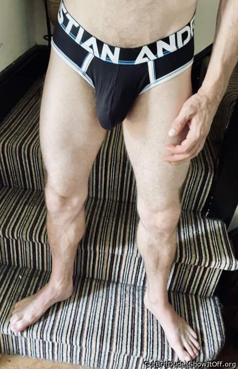 I wish I could feel that bulge and your sexy legs too 