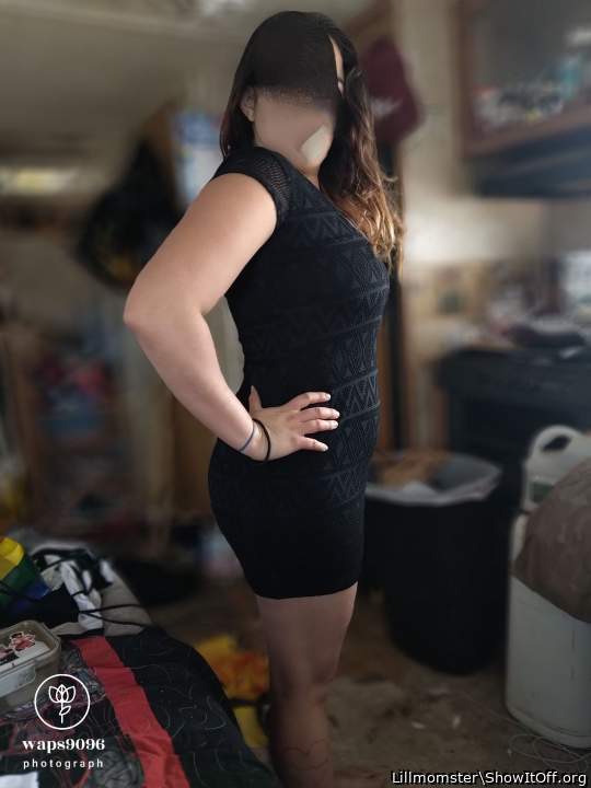 Very nice curves.  A sexy lady.  