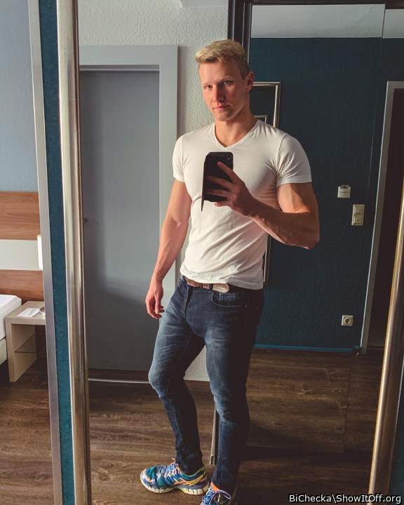 Standard Mirror Selfie