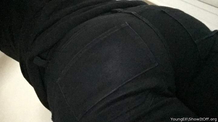 HOT SEXY ASS IN NICE TIGHT ACCENTUATING JEANS    