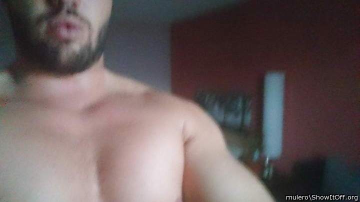  great beard, sexy lips. love to kiss on them    