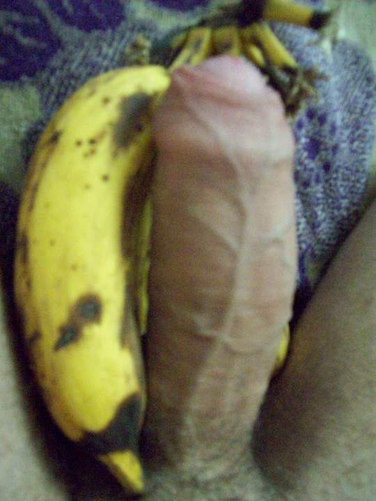 i would love to peel back that hot foreskin!! i love uncut c