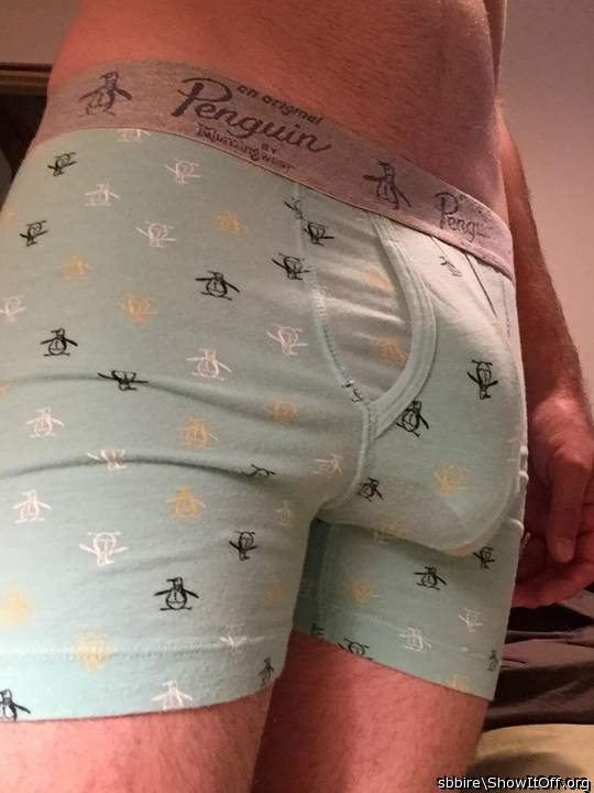 ooooo I like that bulge! Cute boxers, too 