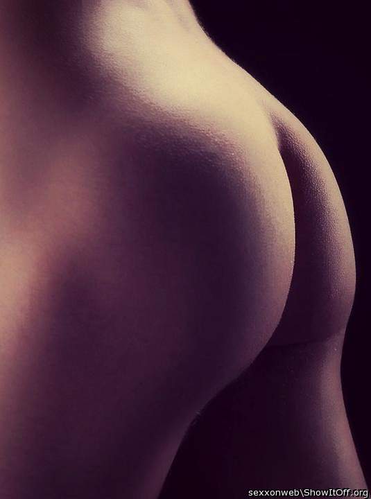 BEAUTIFUL SEXY SMOOTH NUDE ASS    