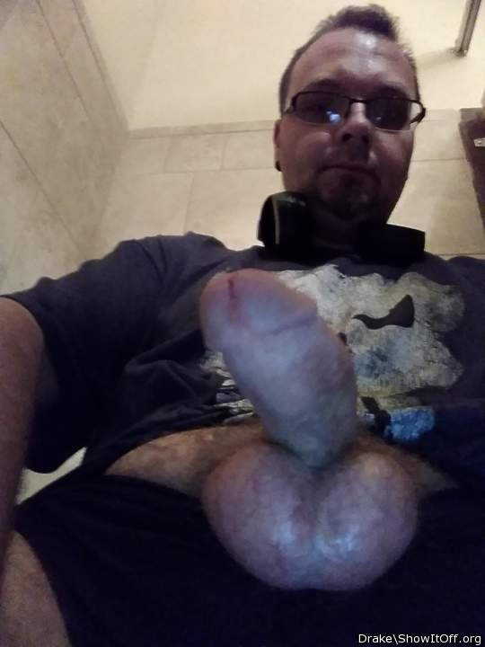 I'd love to worship, suck a load from your hot thick cock 