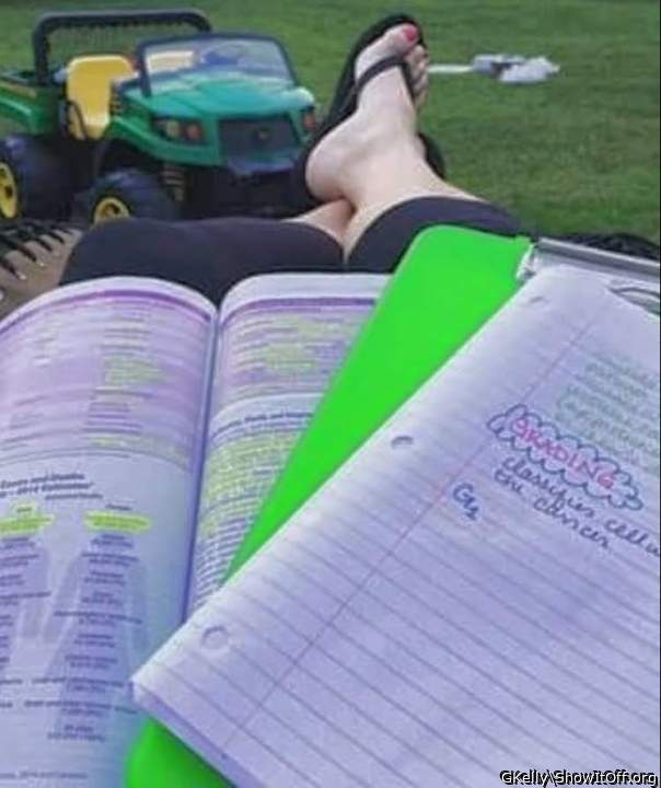 TMW pretty little toes and thick sexy legs I want her bad