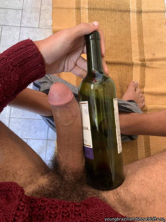 Prima bevo il vino, poi ti succhio il cazzo. 