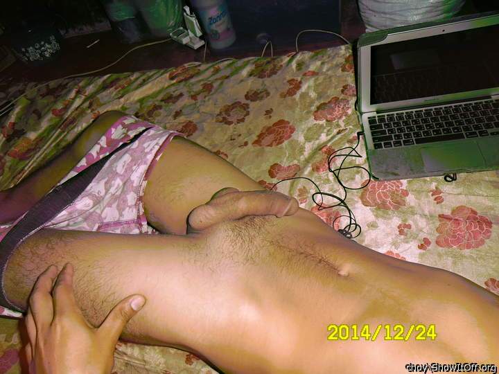 Beautiful smooth body and great looking cock. 
