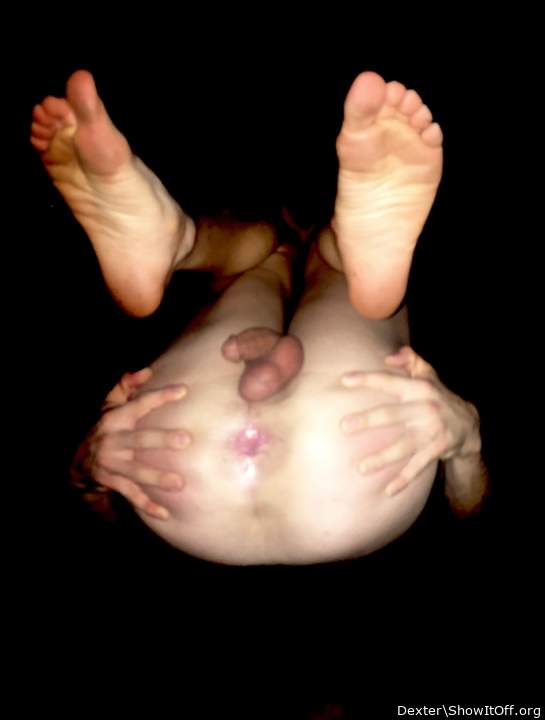 Spreading asshole sexy feet