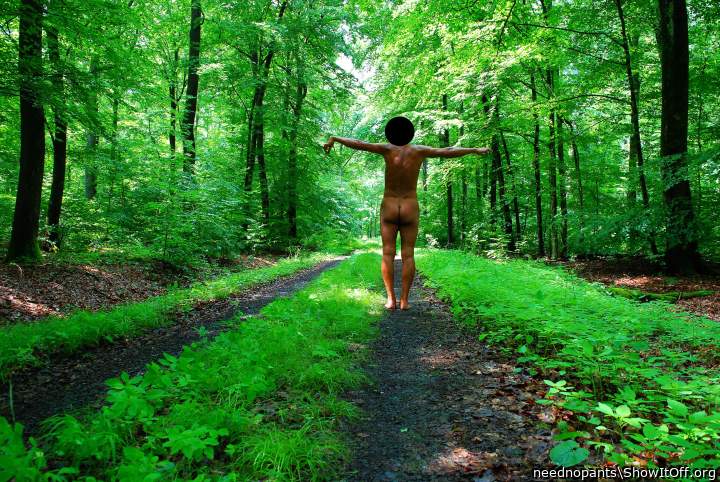 Nackt in der Natur ist immer besonders geil    