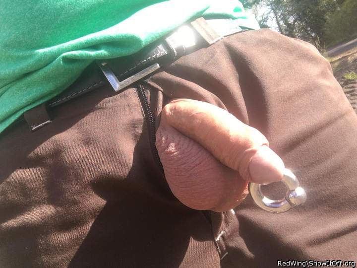 sehr geil wie das gepiercte gemcht aus der hose quillt, gei