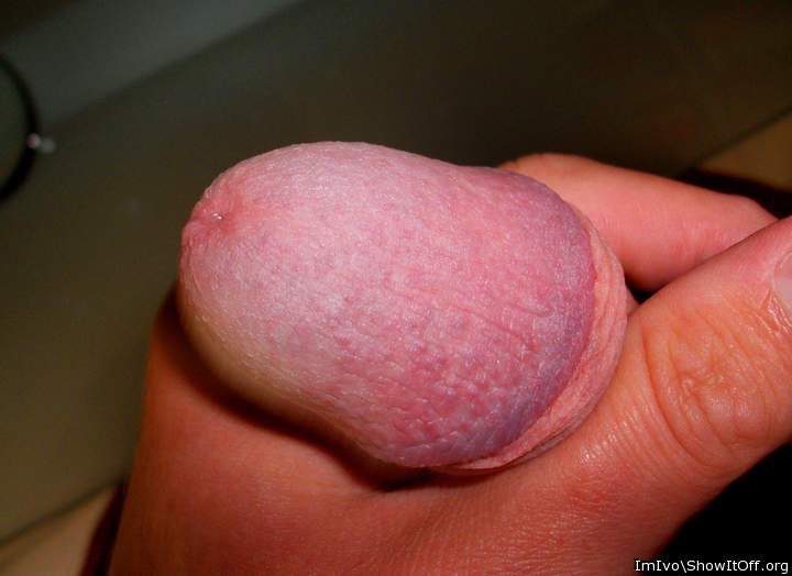 Nude glans (extreme closeup)