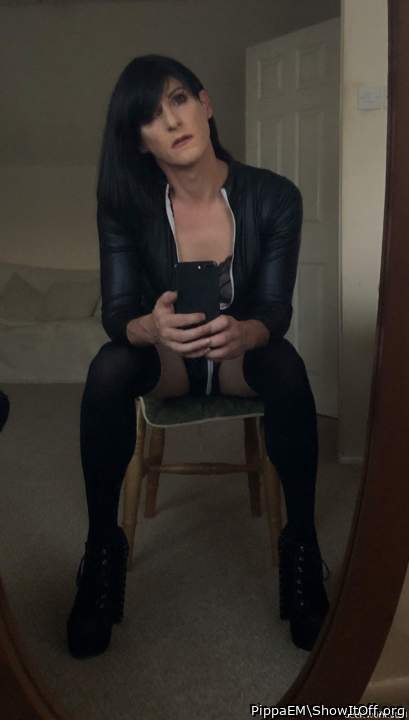 look hot sitting like that     