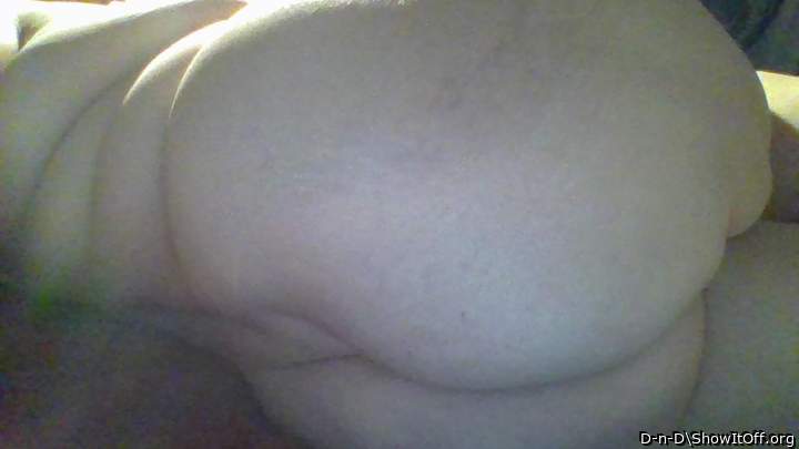 Wish i could spread those cheeks.