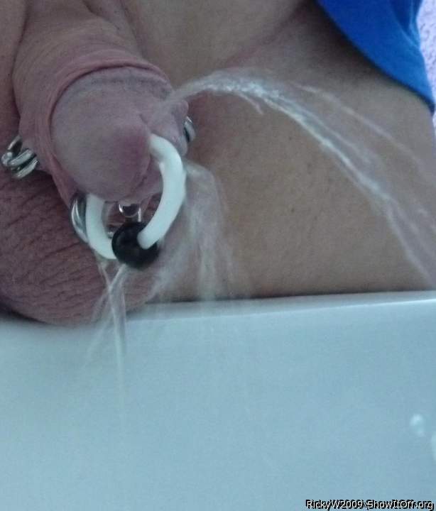 Black and white acrylic ring peeing
