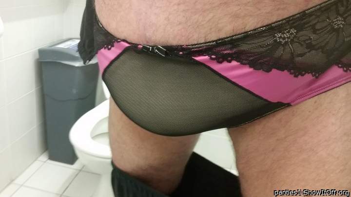 YOUR HOT BULGE GETS ME HARD! 